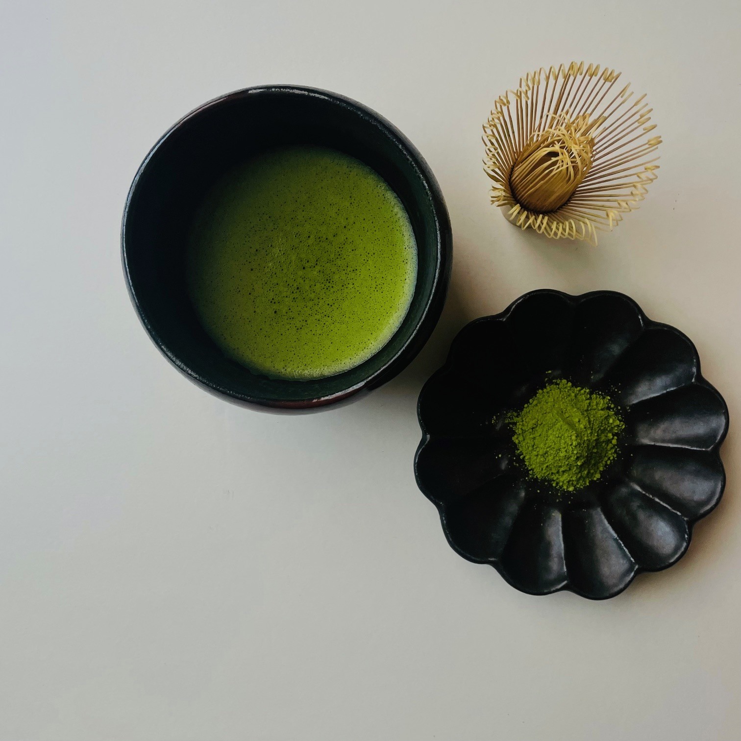 茶碗に点てた抹茶、抹茶パウダーと茶筅